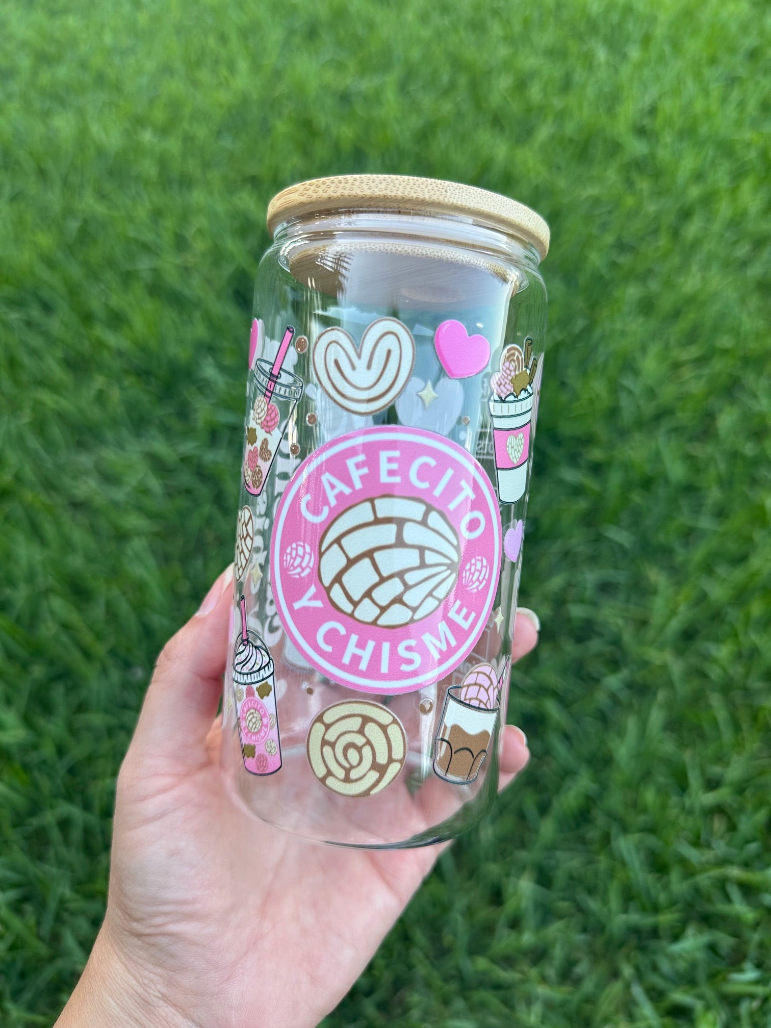 Cafecito y Chisme Glass Cup