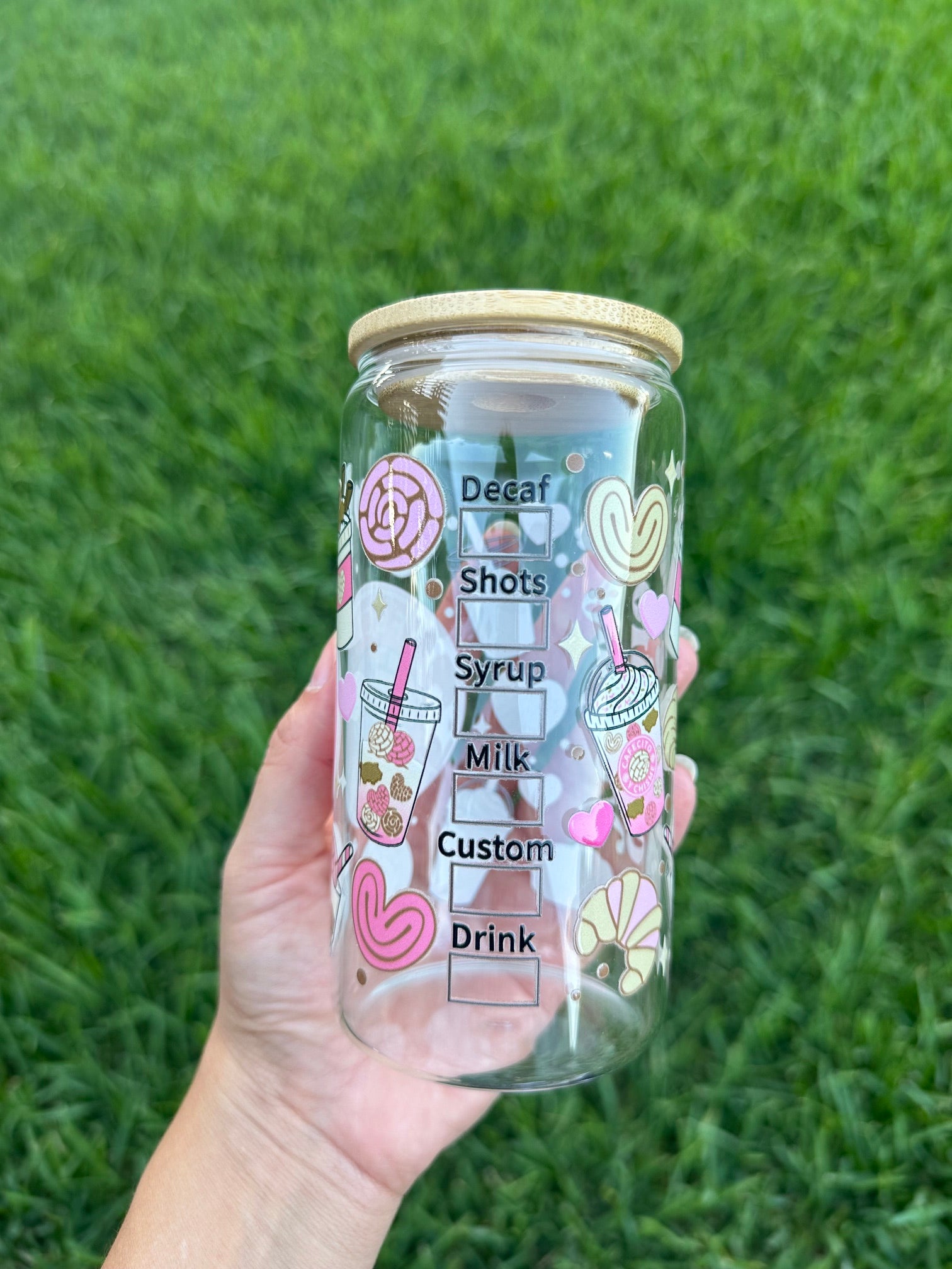 Cafecito y Chisme Glass Cup