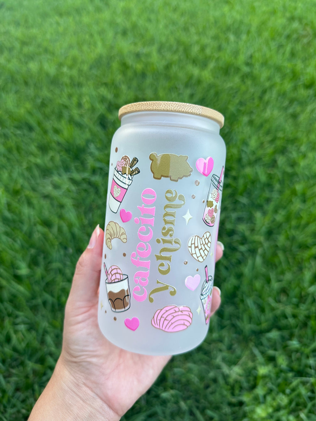 Cafecito y Chisme Glass Cup